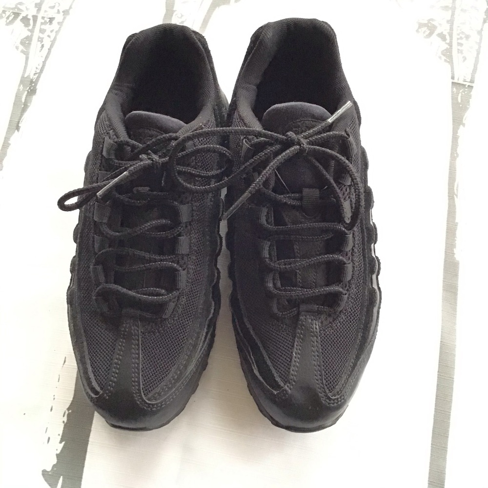 Black Nike air max’s 95 size 6Y